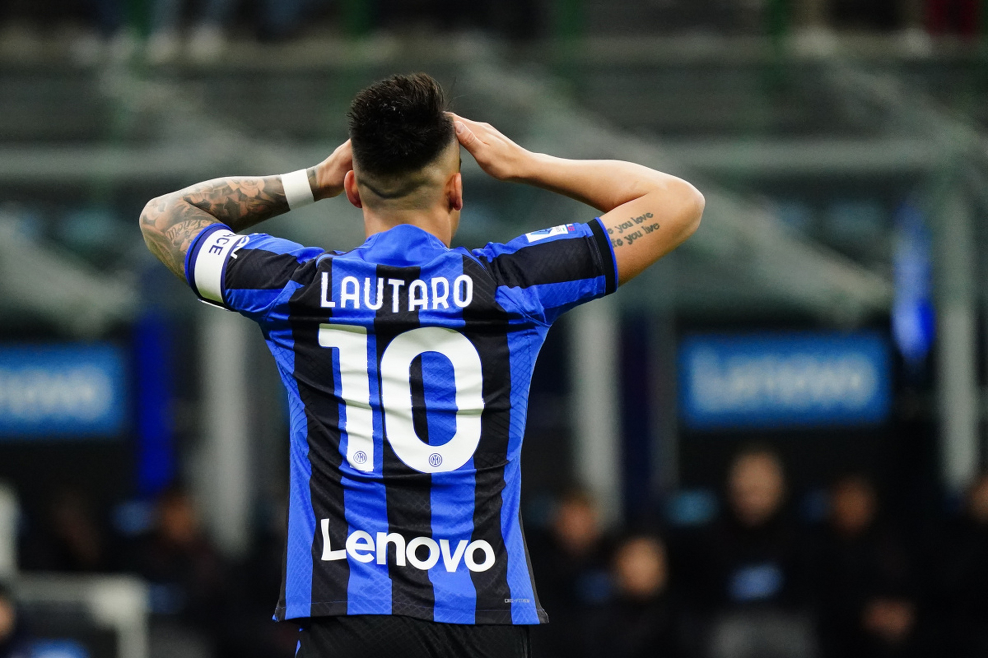 巴萨后卫乌 巴萨后卫乌